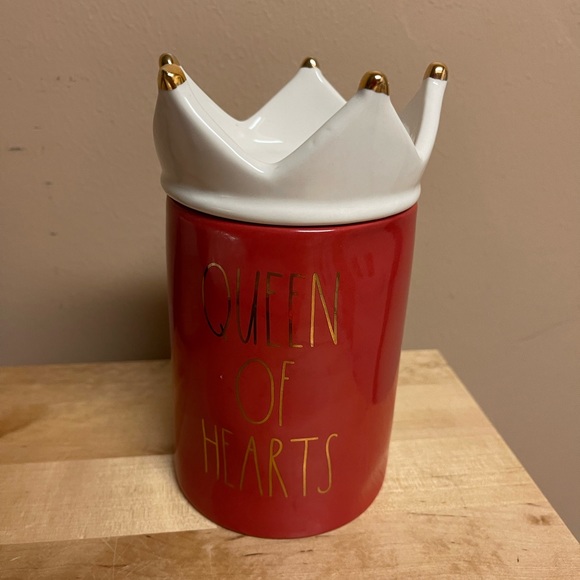 New Rae Dunn Queen of Hearts Crown Covered Candle - Picture 2 of 5